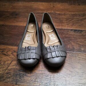 You by Crocs Ruffled Toe Leather Flats Grey Size 9
